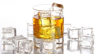 Glass ice tea cubes tabletop - ice free wallpaper
