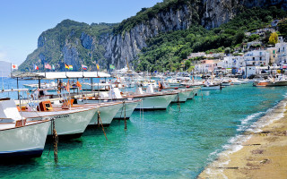 Boats mountain town pier scenery - a group of boats free wallpaper