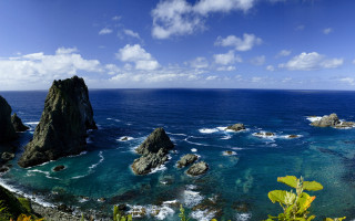 Rocky beach water boat clouds - ultra wide angle free wallpaper