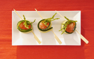 Appetizer plate tomatoes asparagus sticks - stick free wallpaper