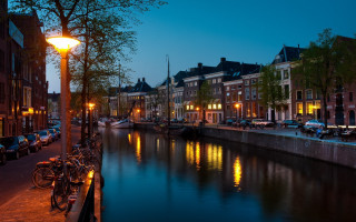 Canal boats bicycles lamp post - de stijl free wallpaper