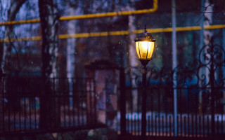 Rainy night streetlight fence moon - a yellow light free wallpaper