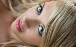 Woman blueeyes bed portrait realistic - realistic eye free wallpaper