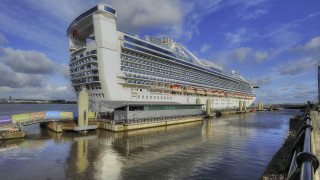 Cruise ship dock water tilt - a ramp free wallpaper