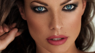Blue eyes pink lips wind - realistic eye free wallpaper