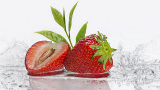 Strawberries water splash leaf photorealism - the top free wallpaper