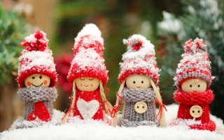 Knitted gnomes snow christmas tree - small free wallpaper