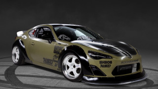 Yellow sports car black stripe 6 - a black stripe free wallpaper