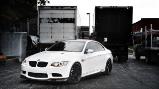 White car truck building night - plasticien free wallpaper