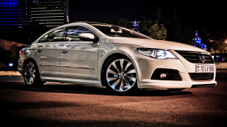 White car night city rimlighting - rim free wallpaper