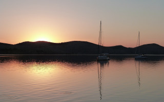 Boats lake sunset mountains tranquil - sunset free wallpaper
