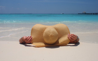 Beach lay hat water tranquil - florianne becker free wallpaper