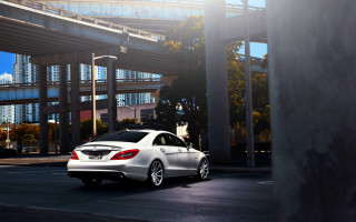 White car bridge cityscape sunshine - a bridge and buildings free wallpaper