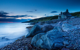 Rocky shore dusk mountains lake - rich moody colour free wallpaper