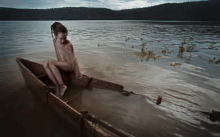 Woman boat lake mountain photorealistic - artur tarnowski free wallpaper