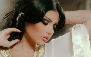 Woman gold necklace white shirt - a gold necklace free wallpaper