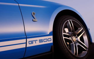 Blue sports car tire snake - a snake free wallpaper