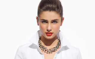 Woman white shirt necklace red - a red lip free wallpaper