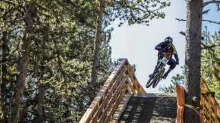 Man bike wooden ramp autumn - a ramp free wallpaper