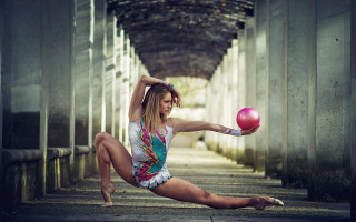 Athletic blonde darkskinned gymnastics barefoot - athletic free wallpaper