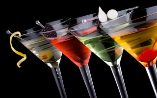 Glasses colored drinks garnishes black - a yellow ribbon free wallpaper