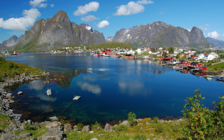 Lake mountains houses sky clouds - a town free wallpaper