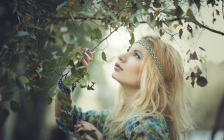Woman snake tree blonde portrait - anka zhuravleva free wallpaper