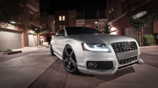 White car night street lights - rim free wallpaper