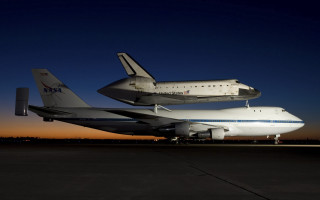 Large jetliner space shuttle runway - a photo free wallpaper