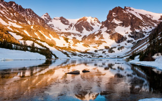 Mountain range lake snowy trees - snow covered mountains and trees free wallpaper