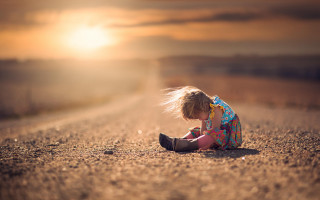 Girl colorful dress phone beach - a little girl free wallpaper