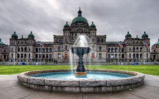 Large building fountain cloudy sky - a cloudy day free wallpaper