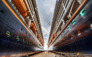 Large ships street tall buildings - symmetric balance free wallpaper
