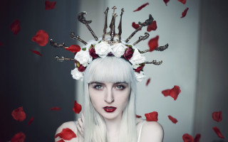 White haired crown roses keys - caroline chariotdayez free wallpaper