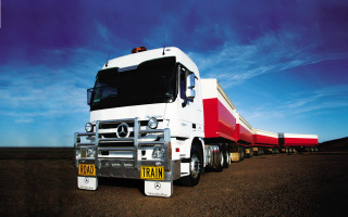 Semi truck red white trailer - a large semi truck free wallpaper