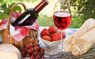 Basket strawberries wine outdoor still - a basket of strawberries free wallpaper