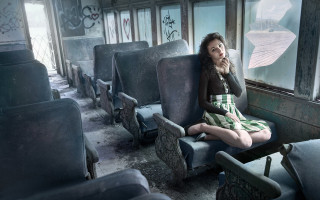 Woman sitting train seat handbag - annie leibovitz free wallpaper