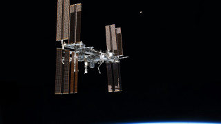 Space station earth view shuttle - a space station in the middle of the earth free wallpaper