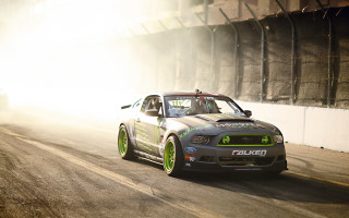 Car race track light person - a race track free wallpaper