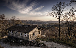 Run down house valley trees - digital photography free wallpaper