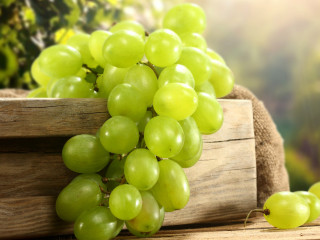 Green grapes wooden table bag - de hirsh margule free wallpaper