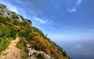 Rocky cliff trail water blue - a rocky cliff free wallpaper