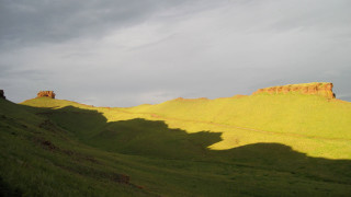 Grassy hill cloudy sky landscape - land art free wallpaper