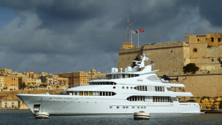 White boat citywall castle flag - stuckism free wallpaper