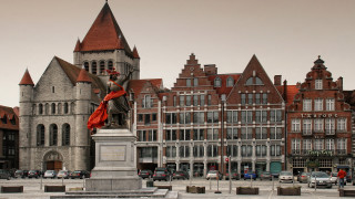 Statue woman red scarf cityscape - barthel bruyn free wallpaper
