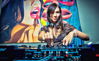 Woman dj set painting lips - studio photo free wallpaper