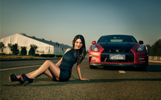 Woman dress laying car barn - a barn in the background free wallpaper