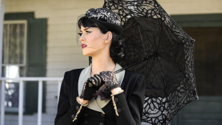 Woman black hat umbrella house - a white fence free wallpaper