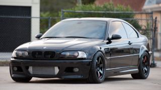 Black car chainlink fence building - plasticien free wallpaper