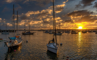 Boats water sunset clouds cityscape - a group of boats free wallpaper